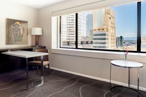 Room, 1 King Bed, Corner | Premium bedding, down comforters, pillowtop beds, in-room safe - Grand Hyatt Denver (Denver)