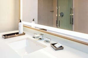Douche, articles de toilette griffés, séchoir à cheveux