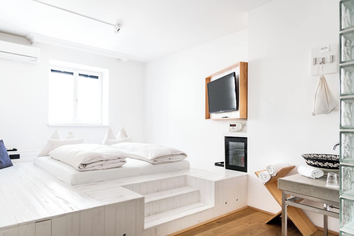 Tweepersoonskamer, voor 1 persoon | Hypoallergeen beddengoed, een minibar, een kluis op de kamer