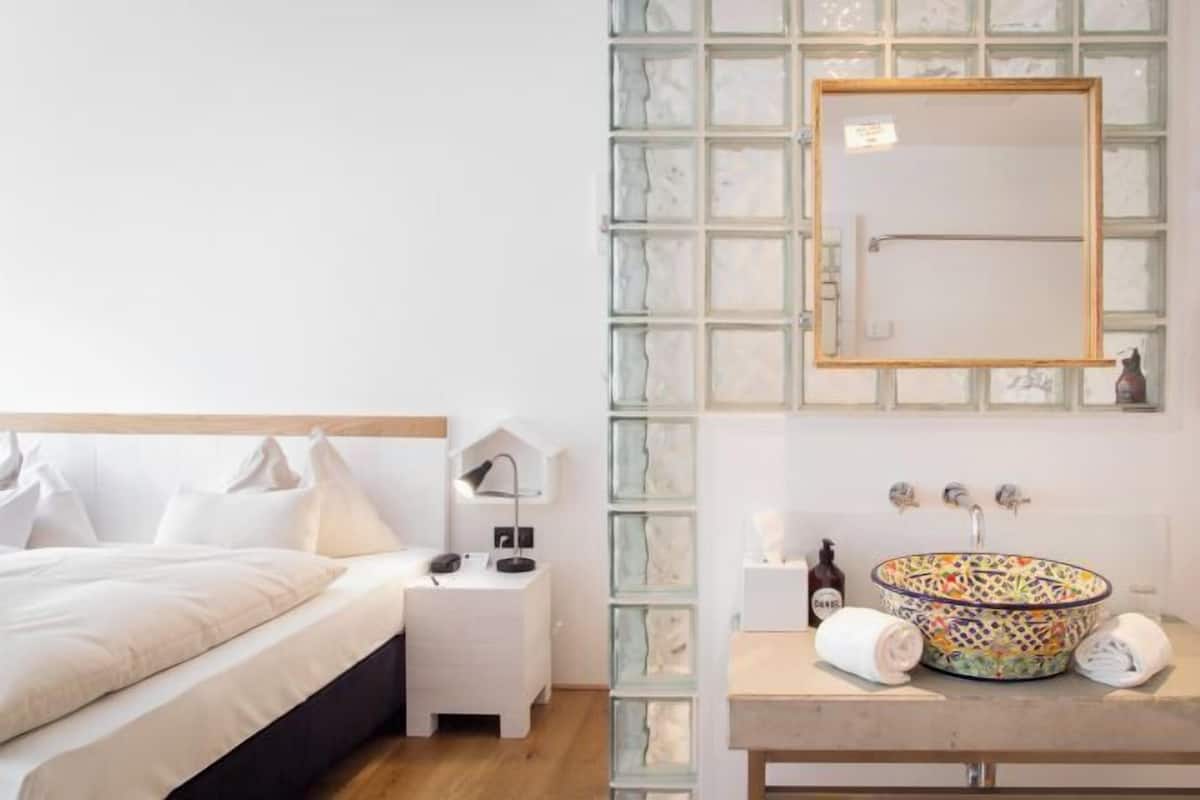 Hypoallergeen beddengoed, een minibar, een kluis op de kamer