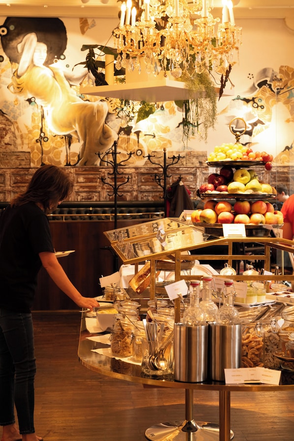 Petit déjeuner buffet (28 EUR par personne)