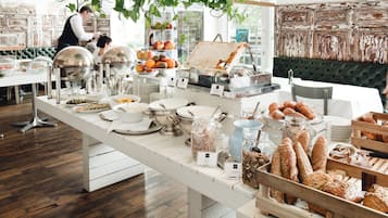 Petit-déjeuner buffet servi tous les jours en supplément