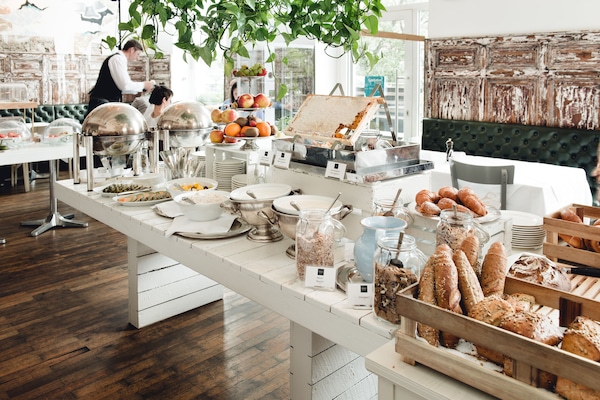 Petit déjeuner buffet (28 EUR par personne)