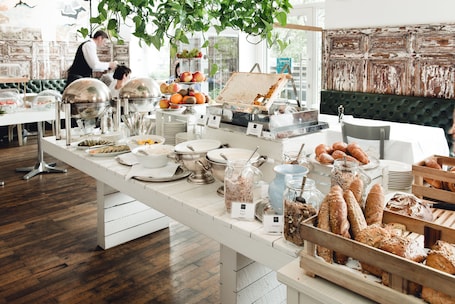 Desayuno buffet diario (EUR 28 por persona)