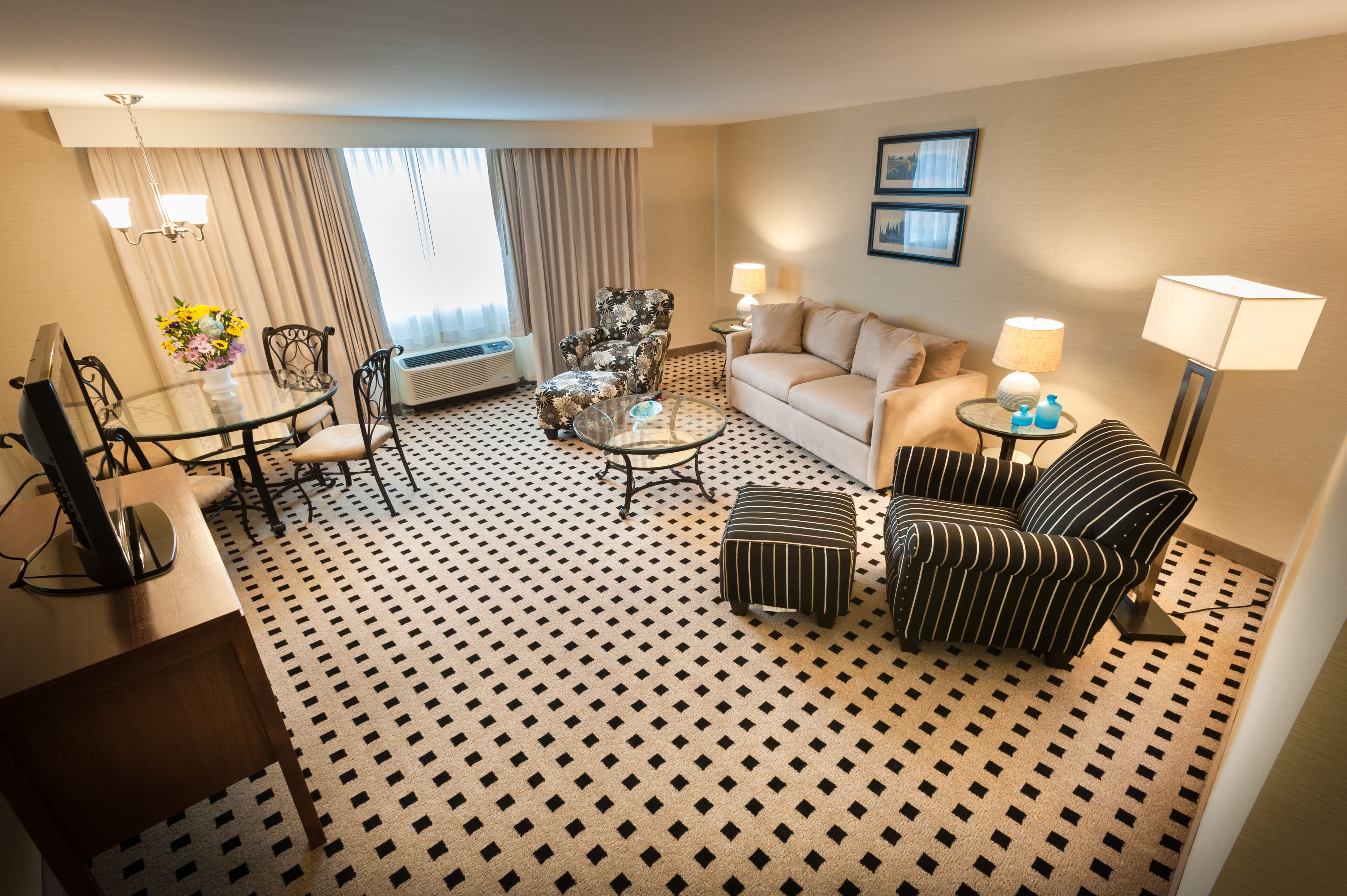 高档床上用品、Select Comfort 床、办公桌、笔记本电脑工作区