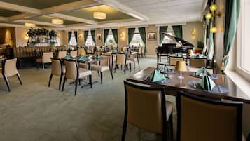 Breakfast and dinner served, Italian cuisine