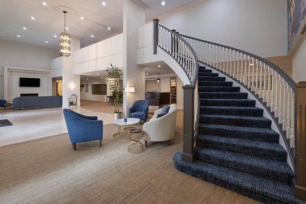 Lobby - Penn Harris Hotel Harrisburg, Trademark by Wyndham (Camp Hill)