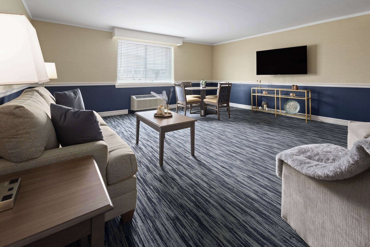 Suite, 1 Bedroom, Non Smoking (2 Doubles) | Premium bedding, Select Comfort beds, desk, laptop workspace