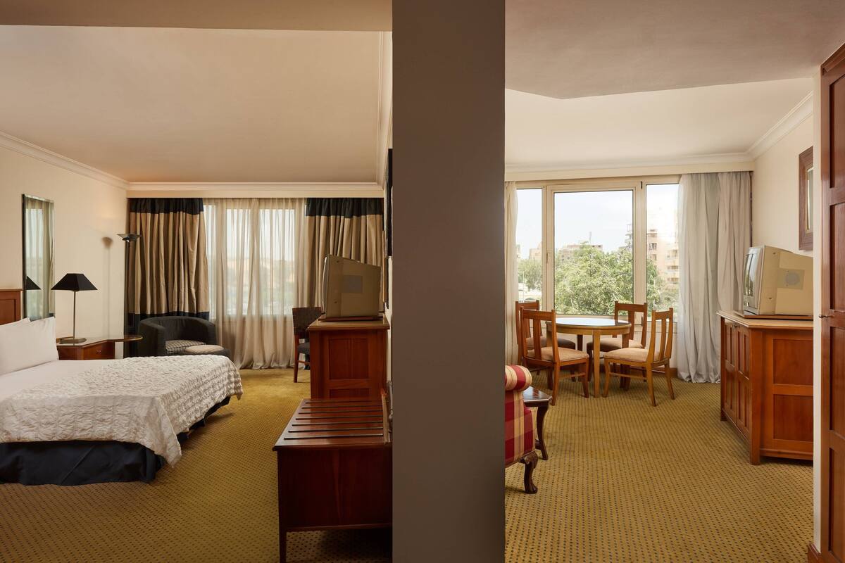Suite Junior, 1 très grand lit, vue ville