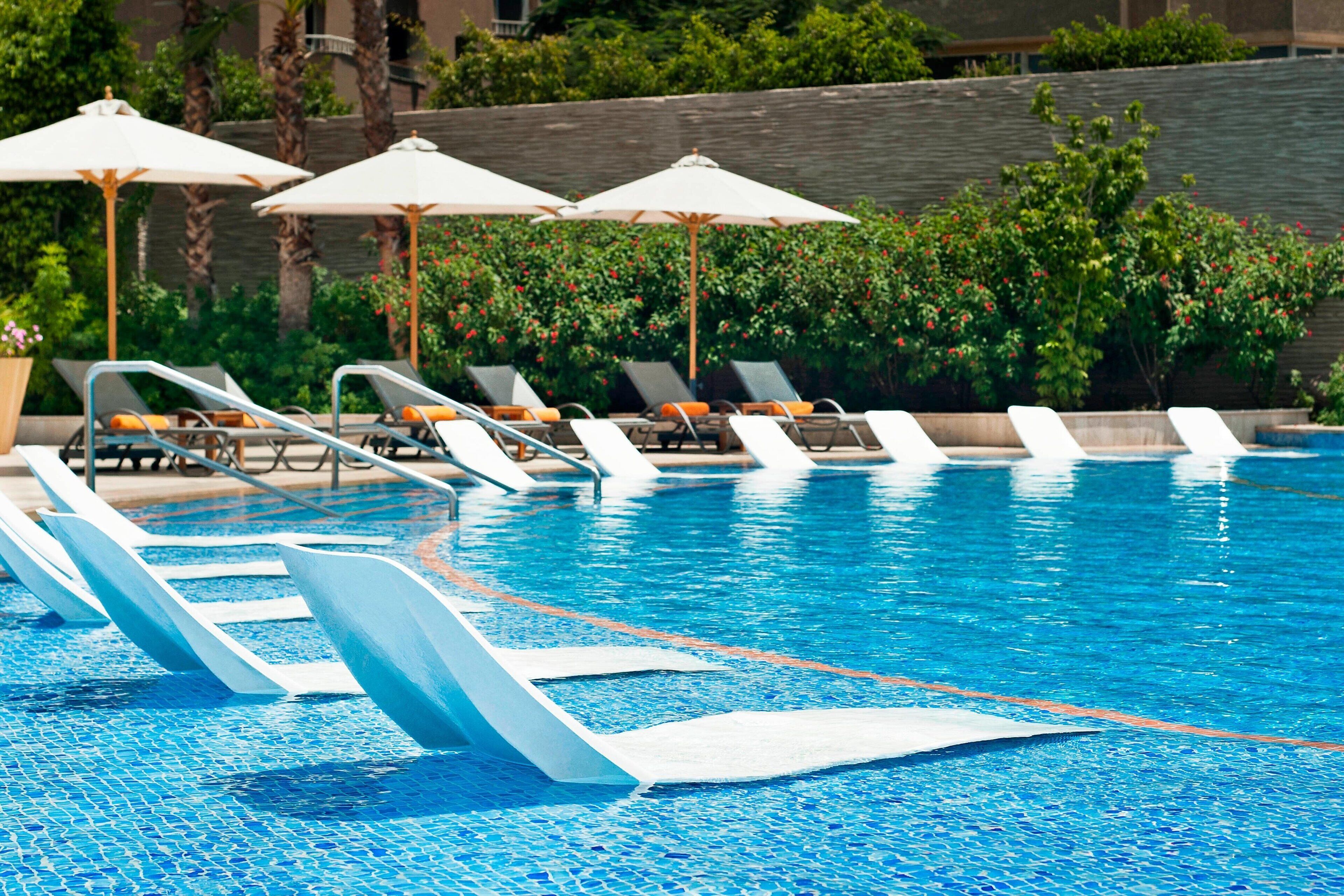 2 utendørsbassenger, bassengparasoller og solsenger