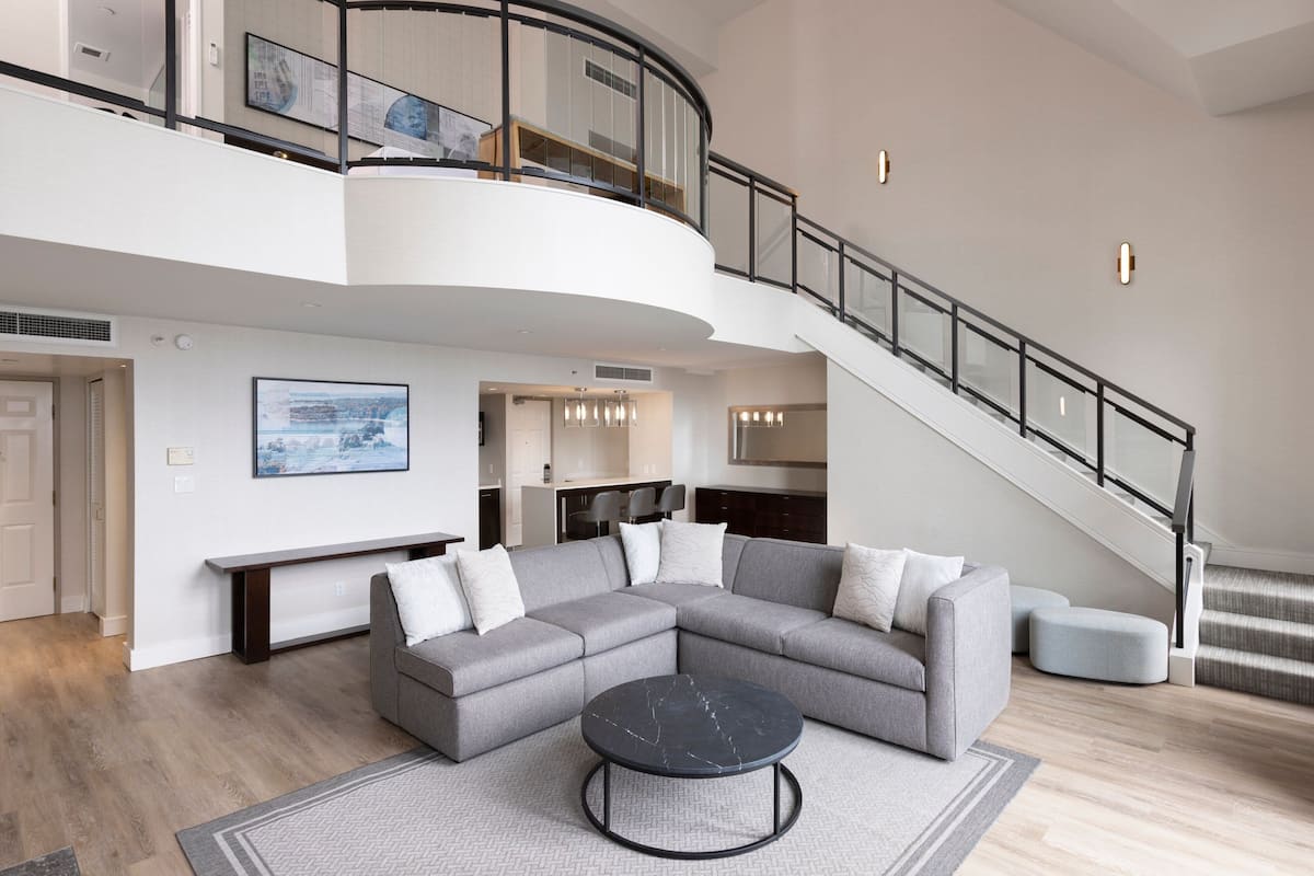 Suite presidencial, 1 habitación, no fumadores | Sala de estar | Una televisión de pantalla plana, Netflix, películas de pago