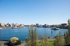 A river with boats, a city skyline, and a park with trees. - Delta Hotels by Marriott Victoria Ocean Pointe Resort (Victoria)