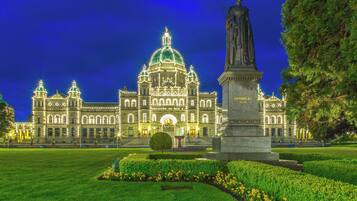 Ein prächtiges Gebäude mit einer großen Kuppel und Statuen, umgeben von gepflegten Gärten.