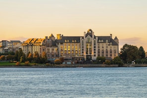 A large, historic hotel with multiple stories and a prominent dome, situated by a body of water. - Delta Hotels by Marriott Victoria Ocean Pointe Resort (Victoria)