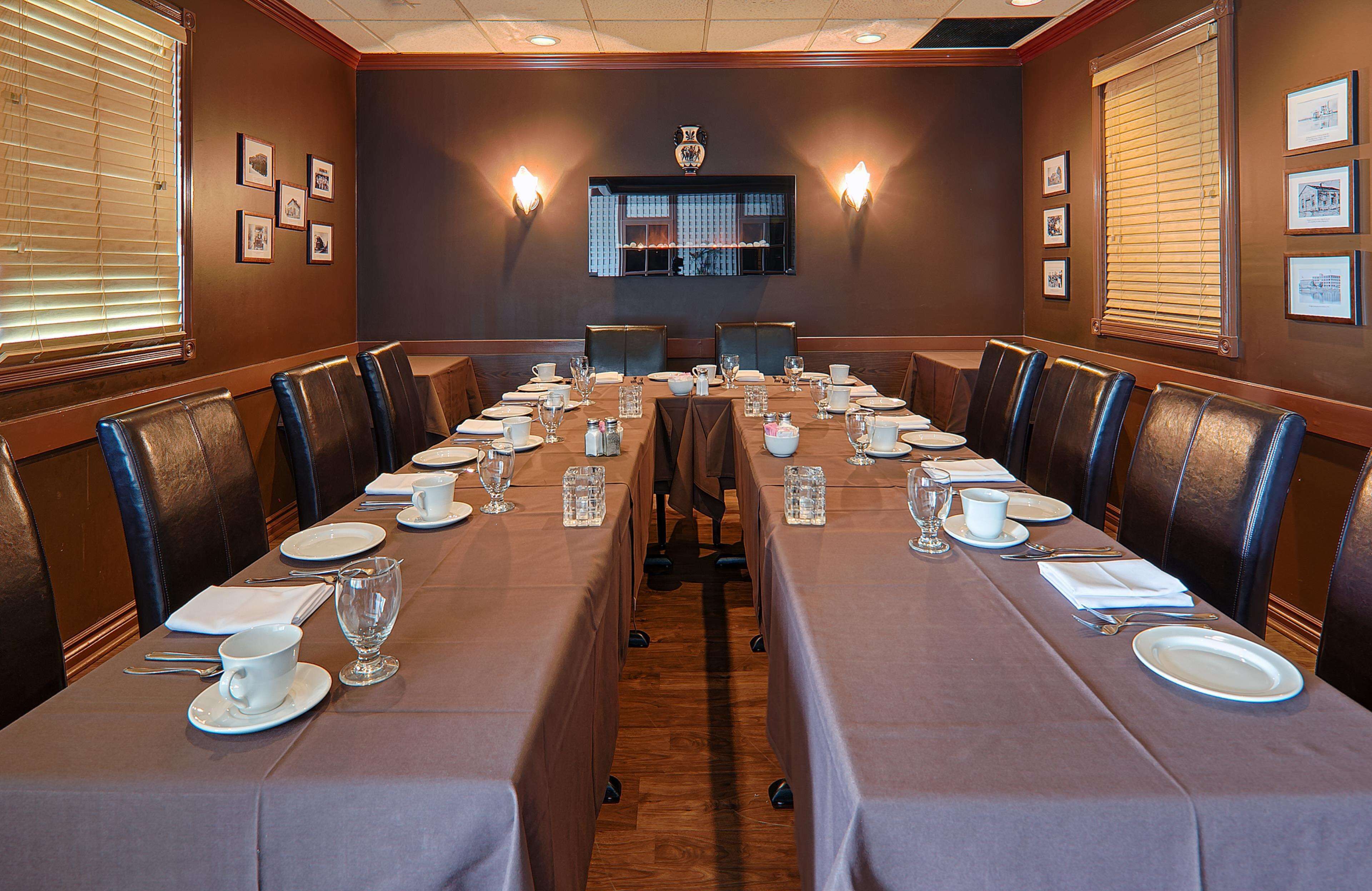 breakfast and lunch served, american cuisine