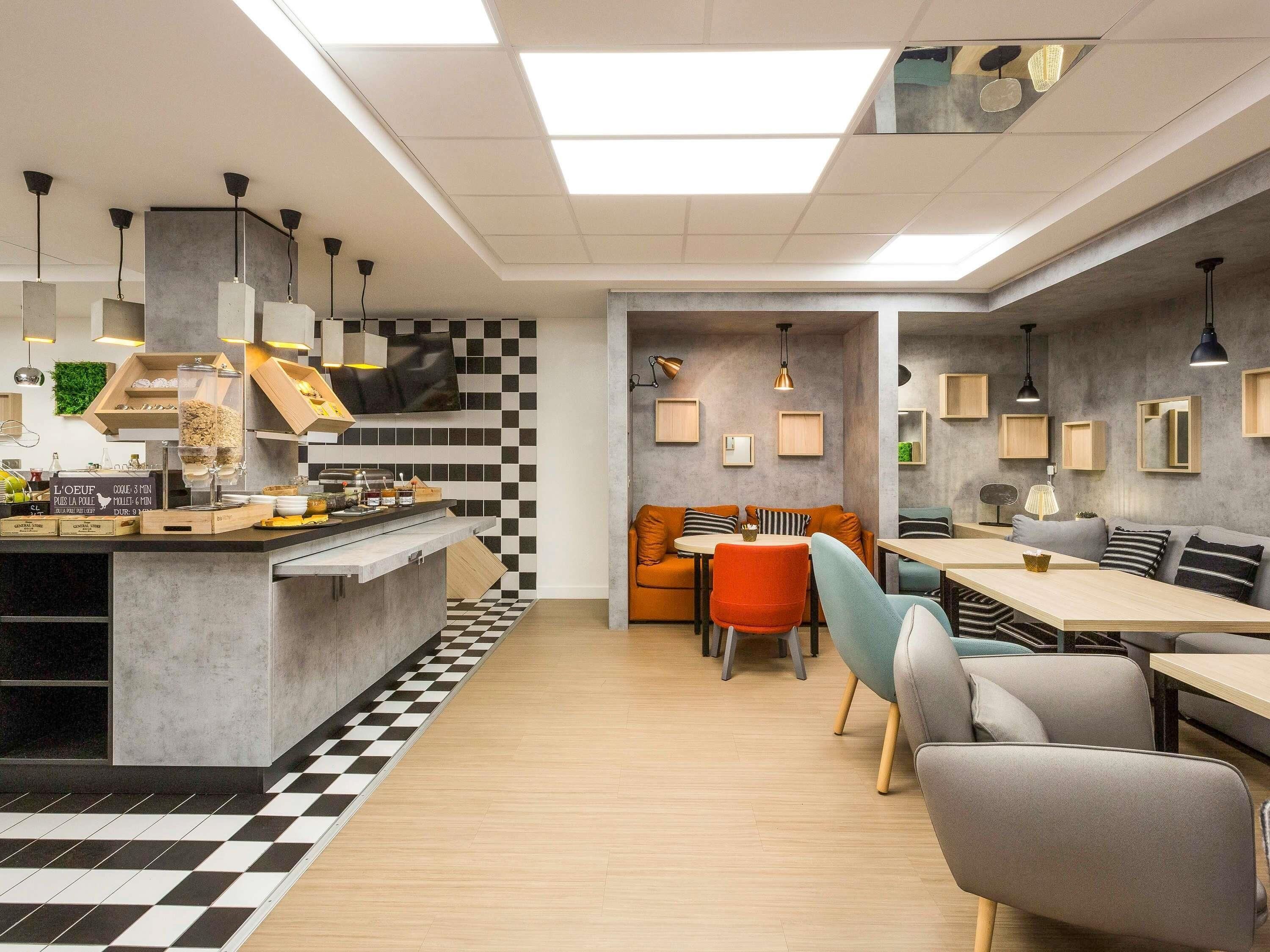 Bữa sáng buffet hàng ngày (14 EUR/mỗi người) 