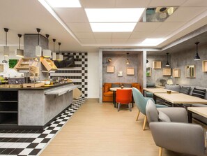 Desayuno buffet diario (EUR 14 por persona)