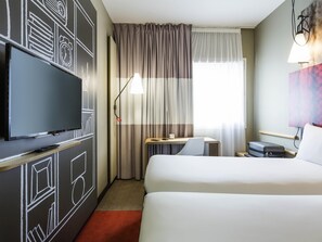 Quarto standard, 2 camas de solteiro | Cofres nos quartos, escrivaninha, cortinas blackout