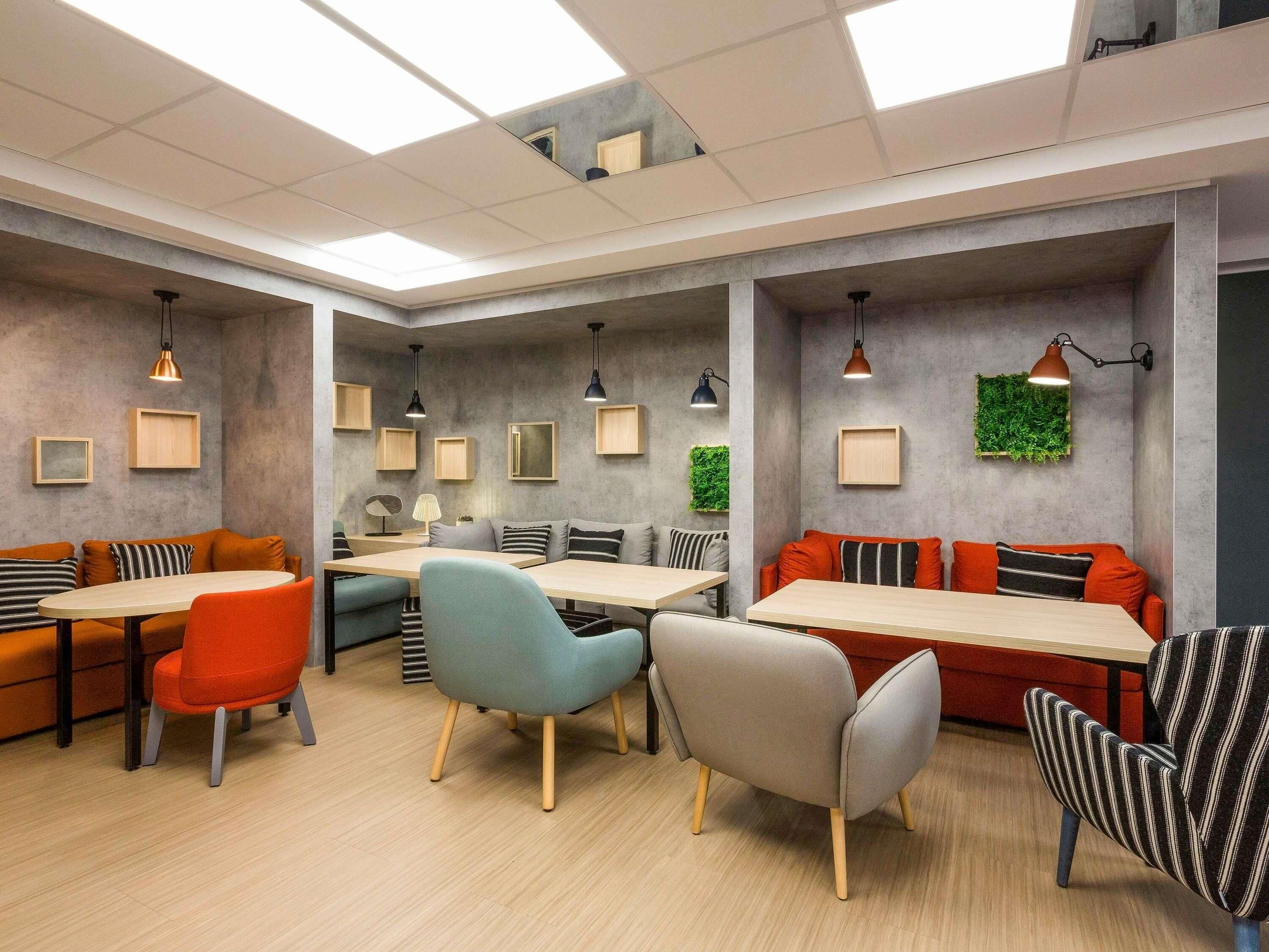Een modern interieur met een eetgedeelte, zitopstelling en hanglampen.