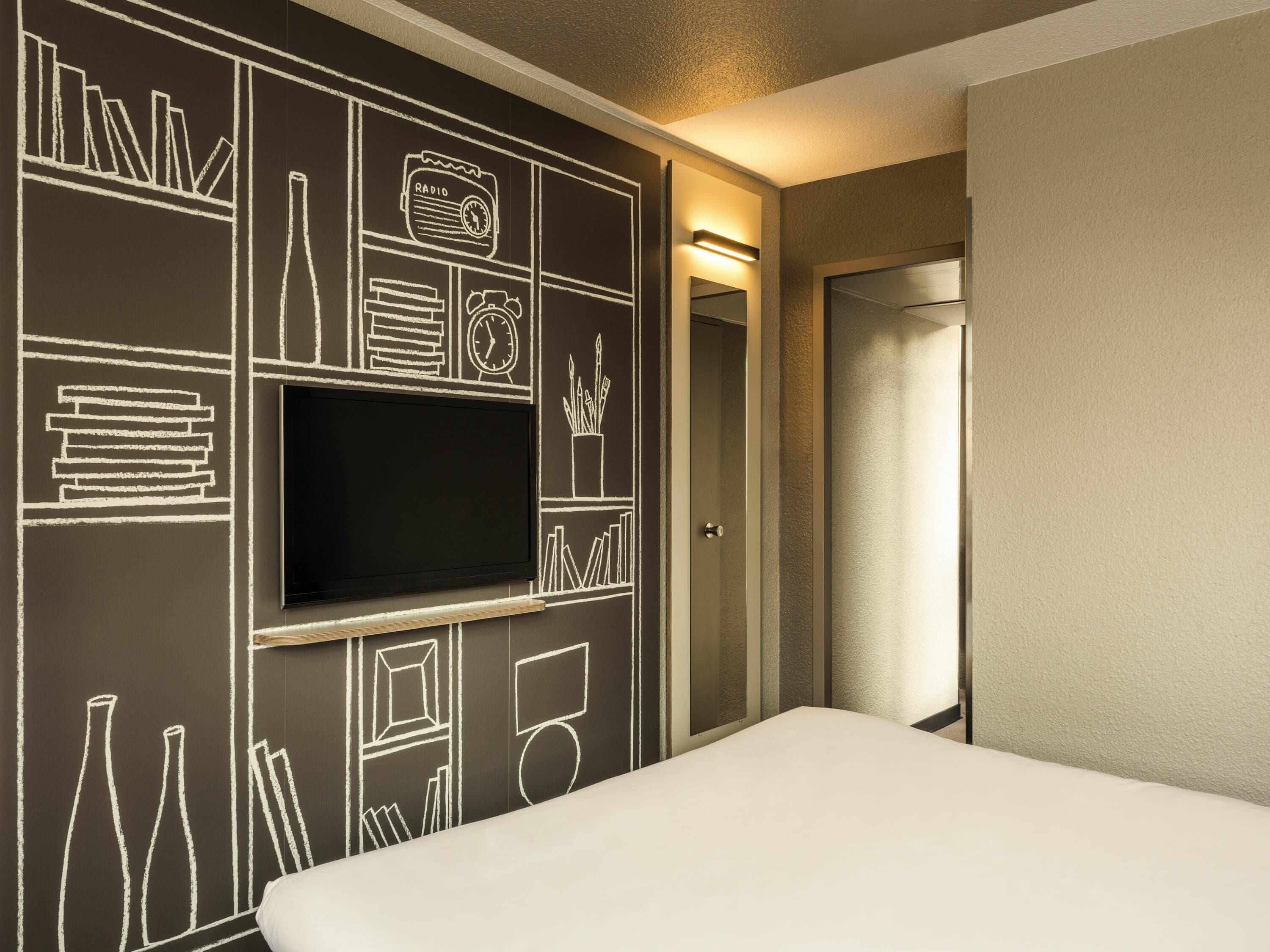 Caja fuerte, escritorio, cortinas opacas y sistema de insonorización