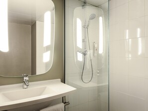 Shower, eco-friendly toiletries, hair dryer, towels - ibis Bordeaux Centre Gare Saint Jean (Bordeaux)