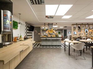 Tägliches Frühstücksbuffet (14 EUR pro Person)