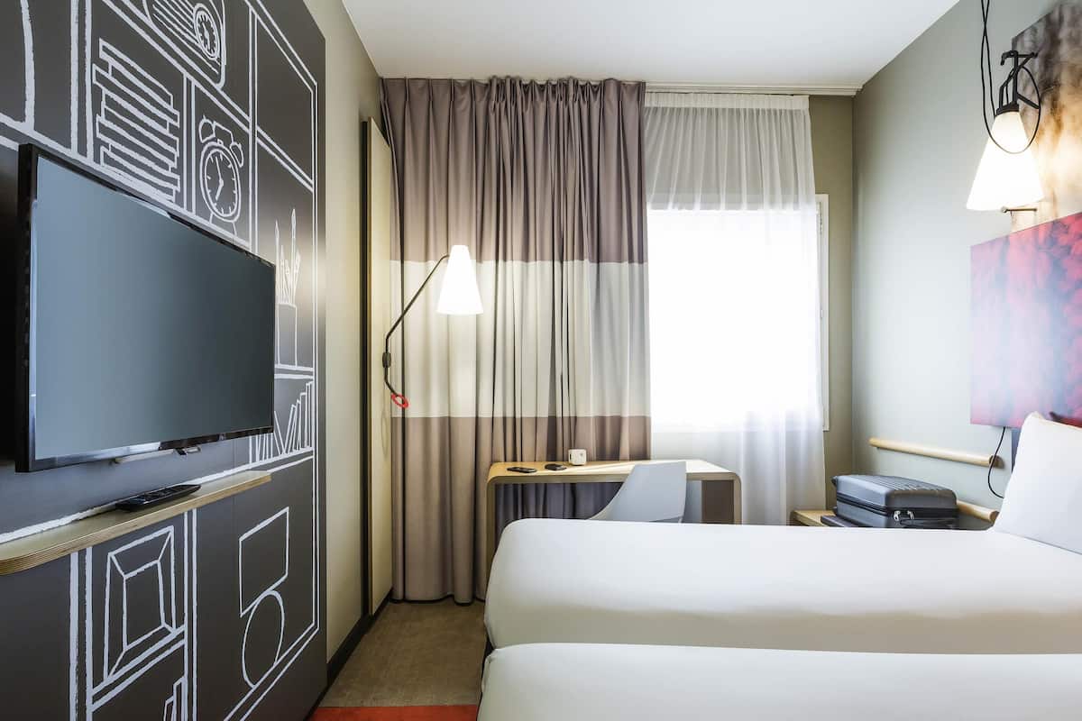 Habitación estándar, 2 camas individuales | Caja de seguridad en la habitación, escritorio y cortinas blackout