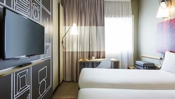 Quarto standard, 2 camas de solteiro | Cofres nos quartos, escrivaninha, cortinas blackout