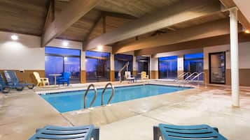 Indoor pool, sun loungers