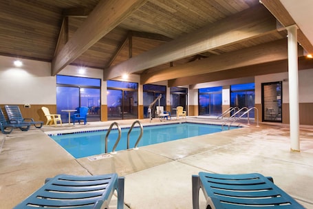 Una piscina techada, sillones reclinables de piscina. Days Inn by Wyndham Johnson Creek