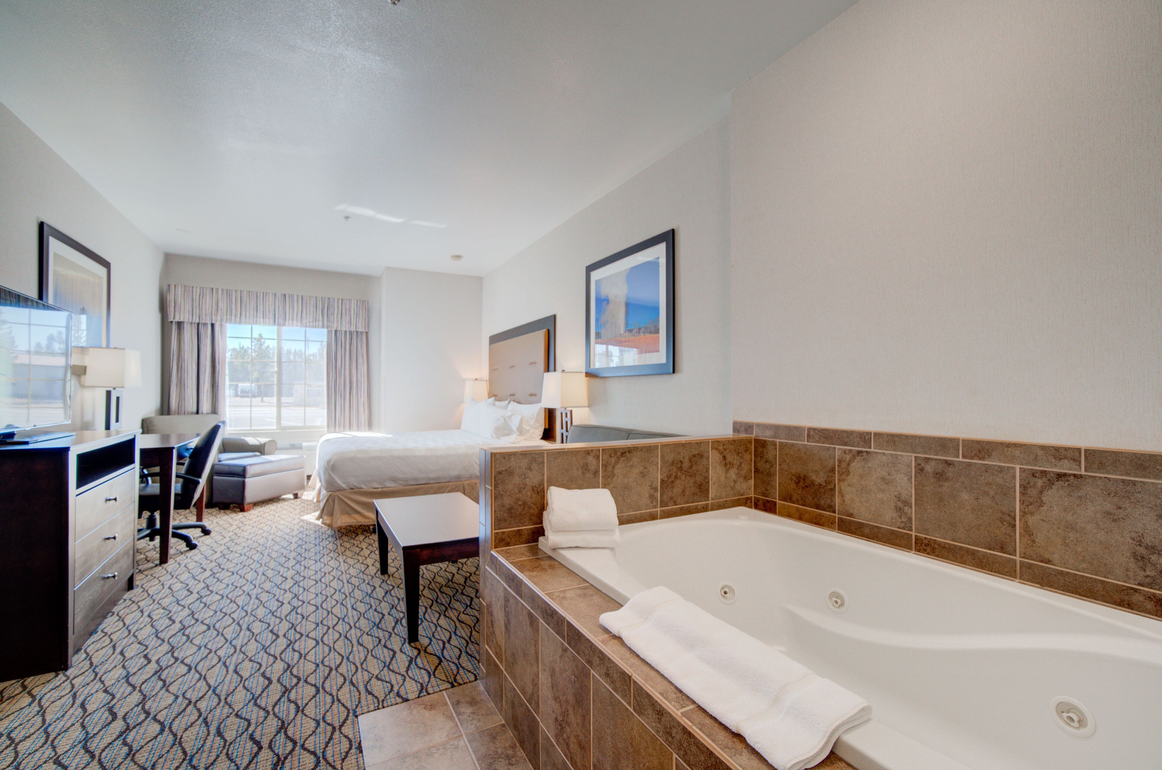 standard room, 1 king bed, jetted tub | 1 bedroom, in-room safe, desk, iron/ironing board