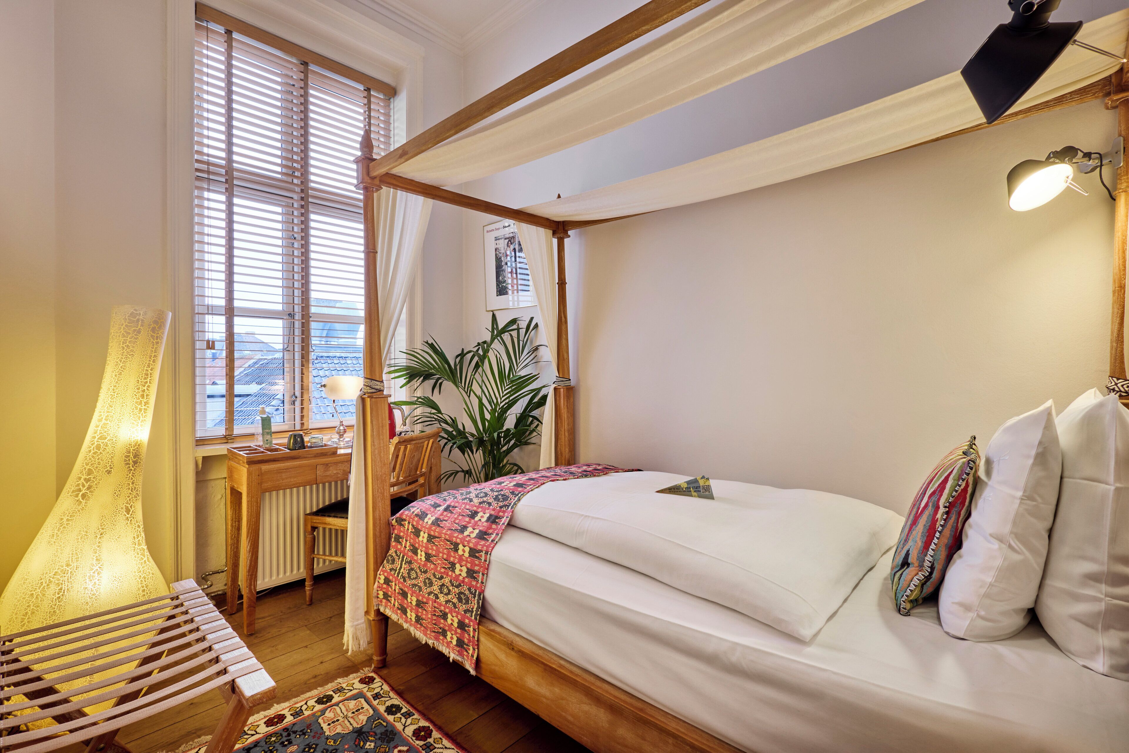 Single Room | Laptop workspace, free WiFi, bed sheets