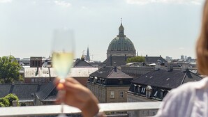 Une vue sur un paysage urbain, avec un imposant bâtiment à coupole en arrière-plan.