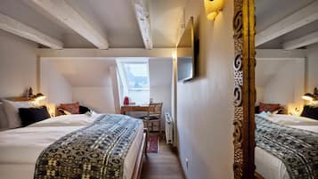 Laptop workspace, free WiFi, bed sheets