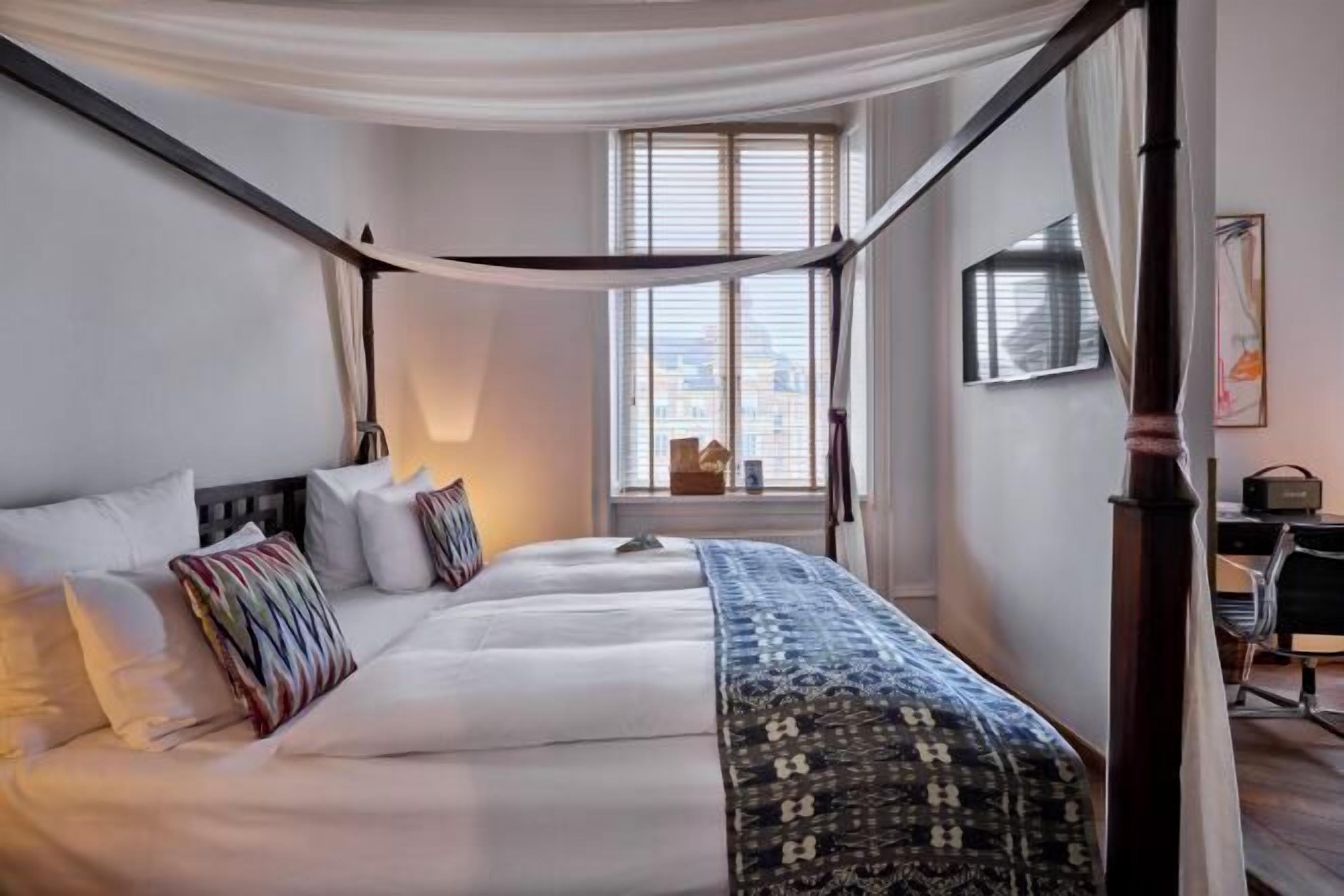 Espace de travail pour ordinateur portable, Wi-Fi gratuit, draps fournis