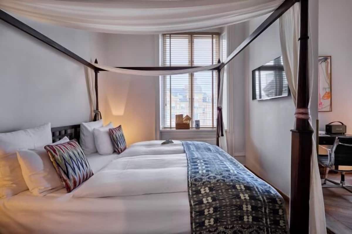 Laptop workspace, free WiFi, bed sheets