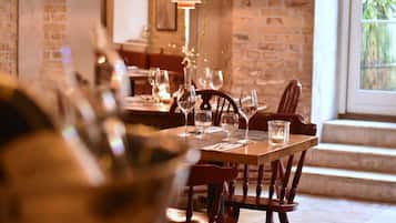 Frukost, lunch och middag serveras