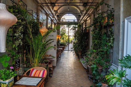 供应早餐、午餐和晚餐