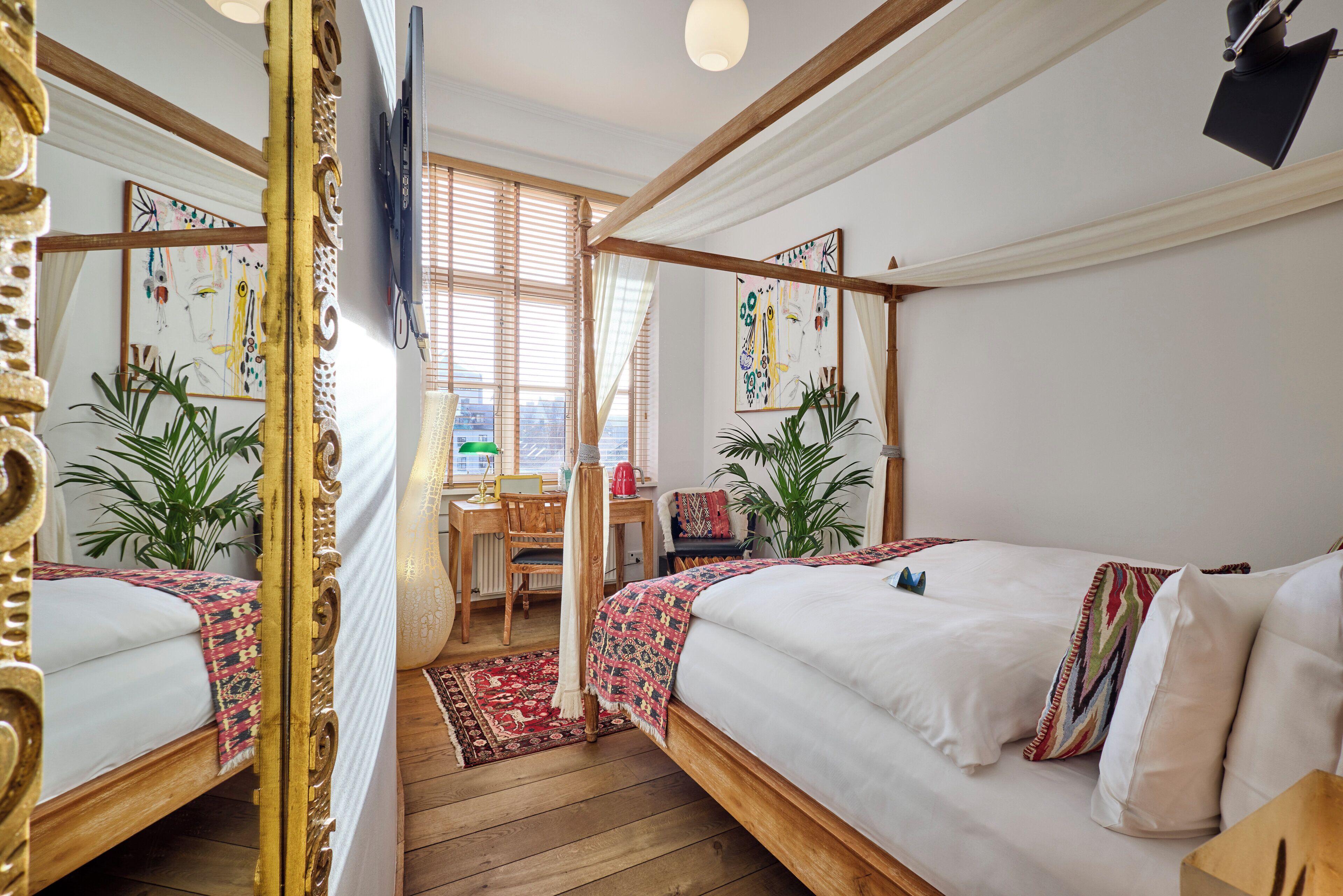 Superior Single Room | Laptop workspace, free WiFi, bed sheets