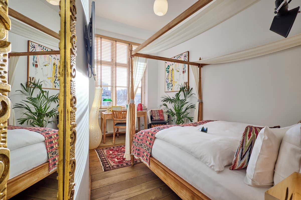 Superior enkelrum | Arbetsyta för laptop, gratis wi-fi och sängkläder