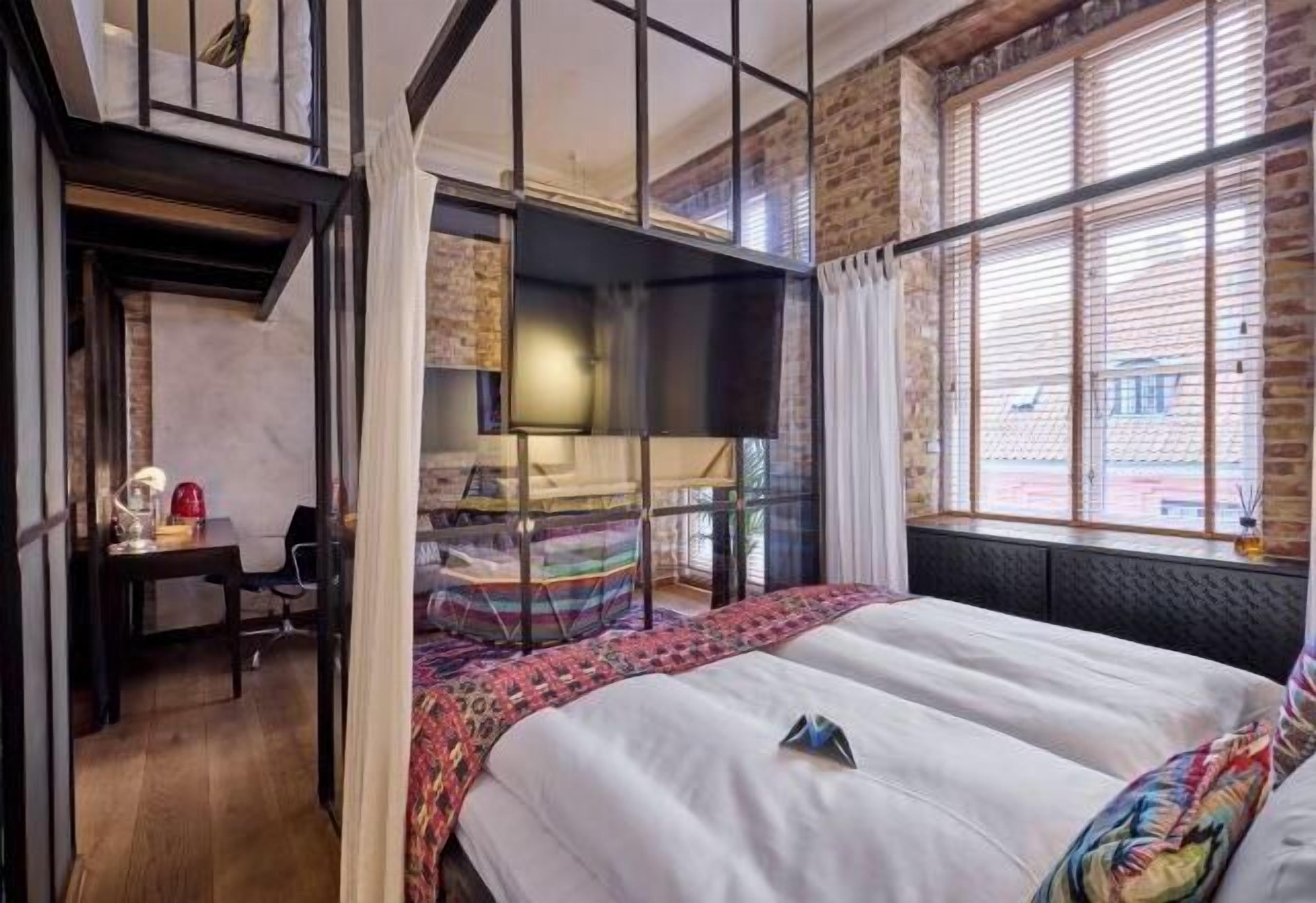 Espace de travail pour ordinateur portable, Wi-Fi gratuit, draps fournis