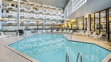 Una piscina cubierta, tumbonas