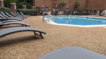 Udendørs pool, parasoller, liggestole