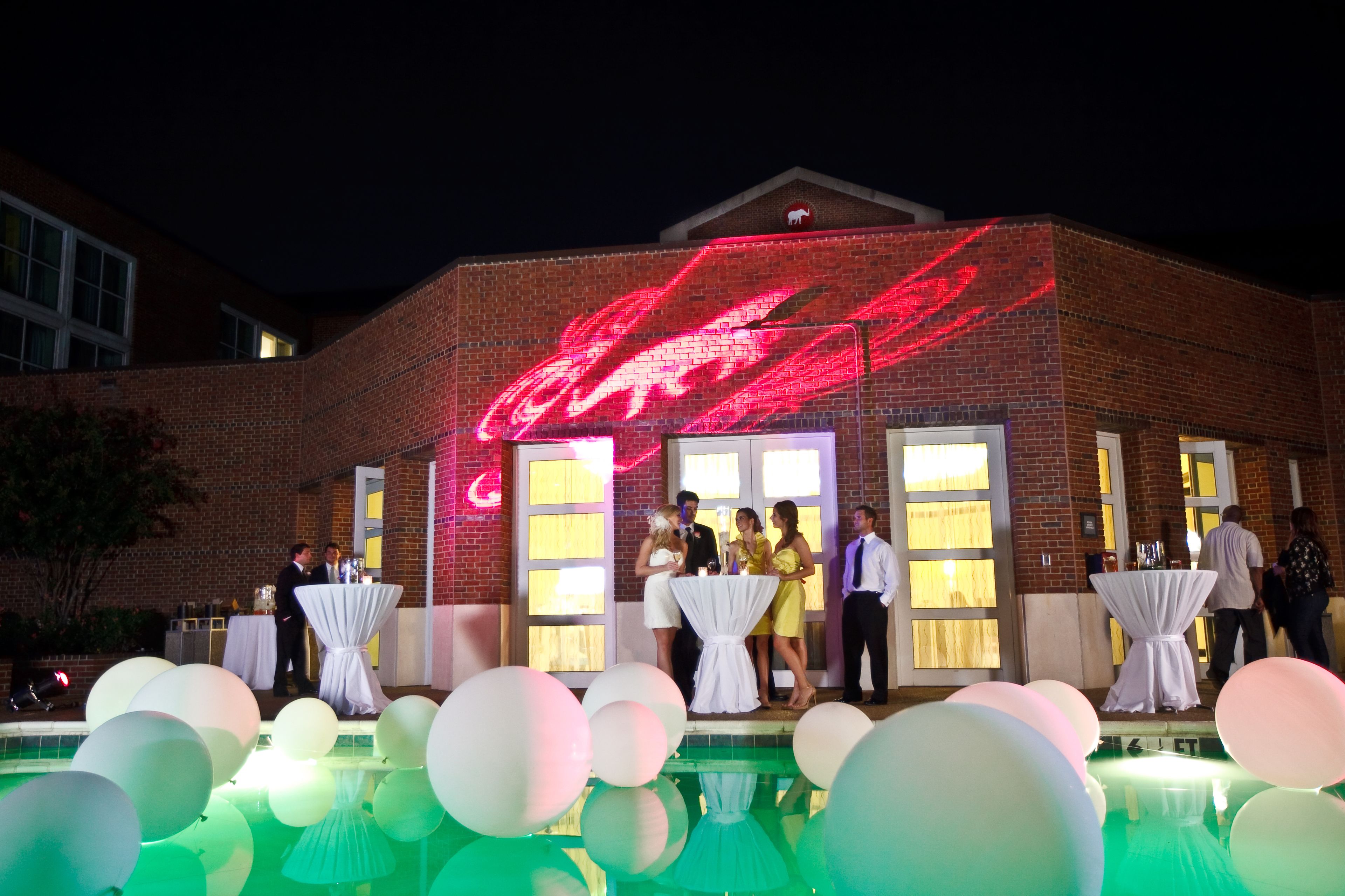 室外游泳池，提供泳池遮陽傘和日光浴躺椅