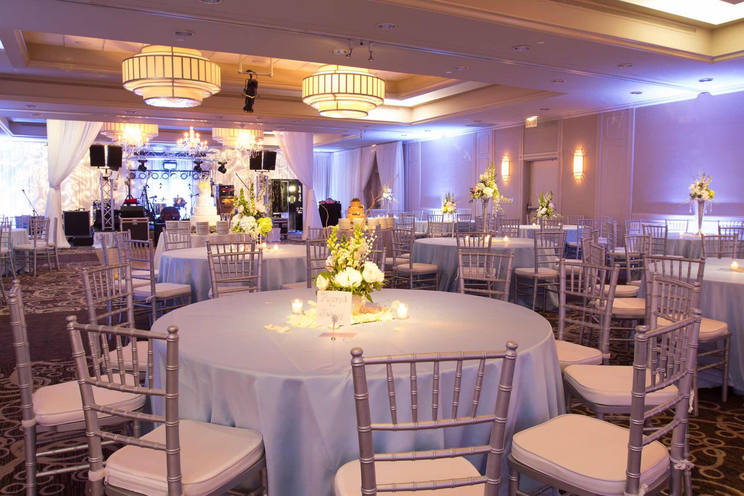 breakfast, lunch, dinner served; southern cuisine