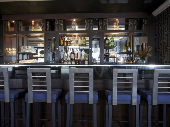 Bar (trong khuôn viên)