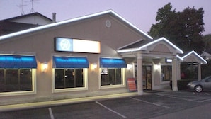 A hotel with a sign indicating it is a Holiday Inn Express. - Howard Johnson by Wyndham Niagara Falls (Niagara Falls)