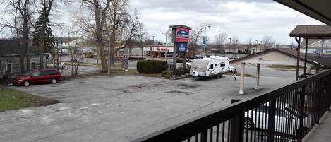Un estacionamiento con un letrero de Tim Hortons y un anuncio del hotel Howard Johnson Express.