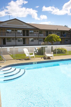 Piscine extérieure en saison