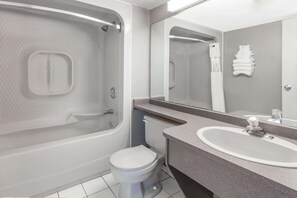 Family Room, 2 Queen Beds, Non Smoking | Bathroom - Howard Johnson by Wyndham Niagara Falls (Niagara Falls)